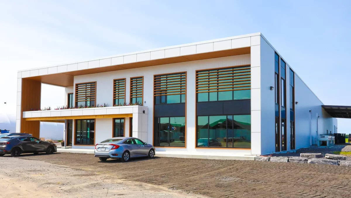 Façade du complexe bureaux et entrepôt Jardins Brunelle avec accents de bois et structure d'acier – Lanaudière