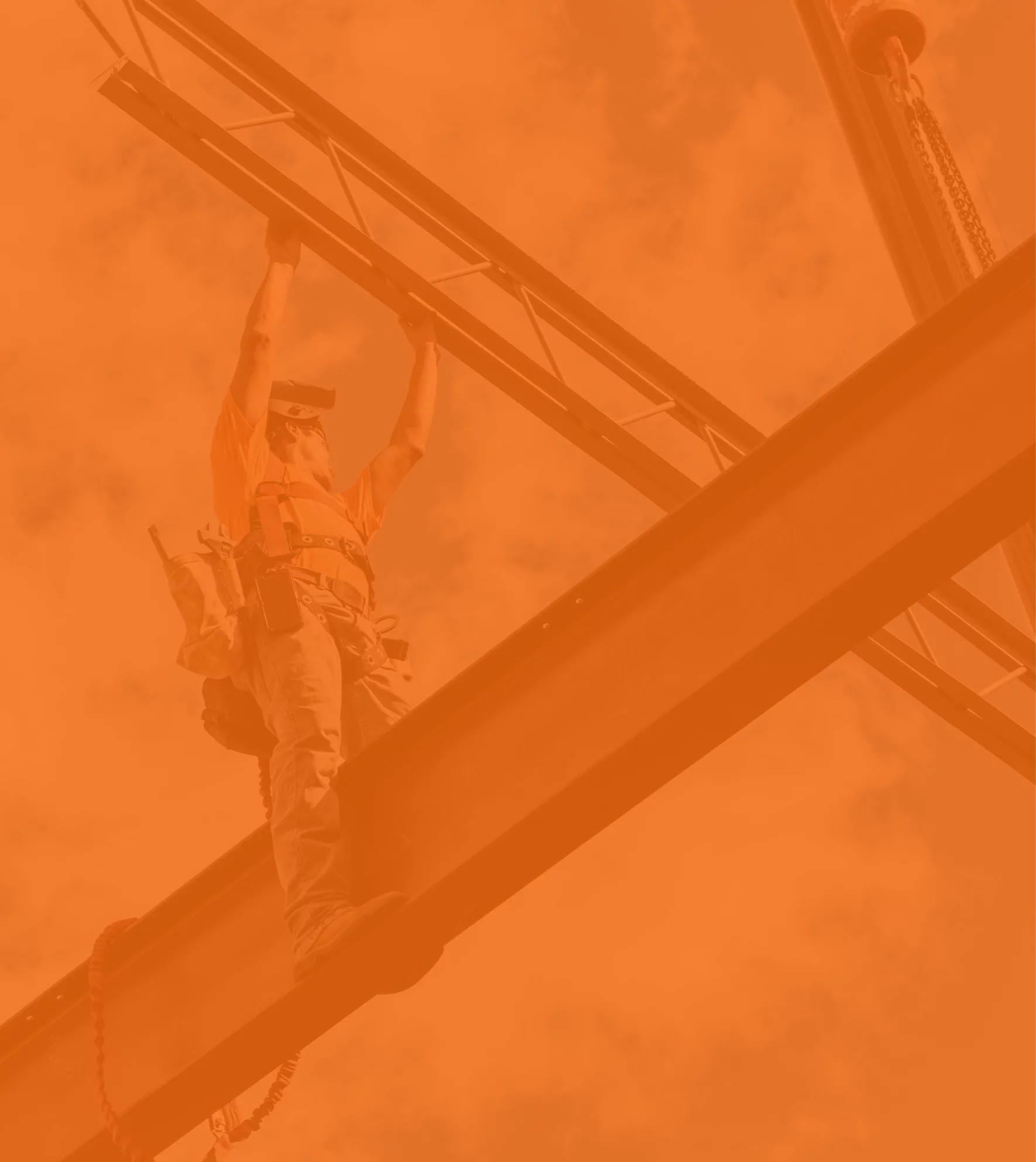 Travailleur sur structure d'acier avec harnais de sécurité – carrières en construction BGC Lanaudière