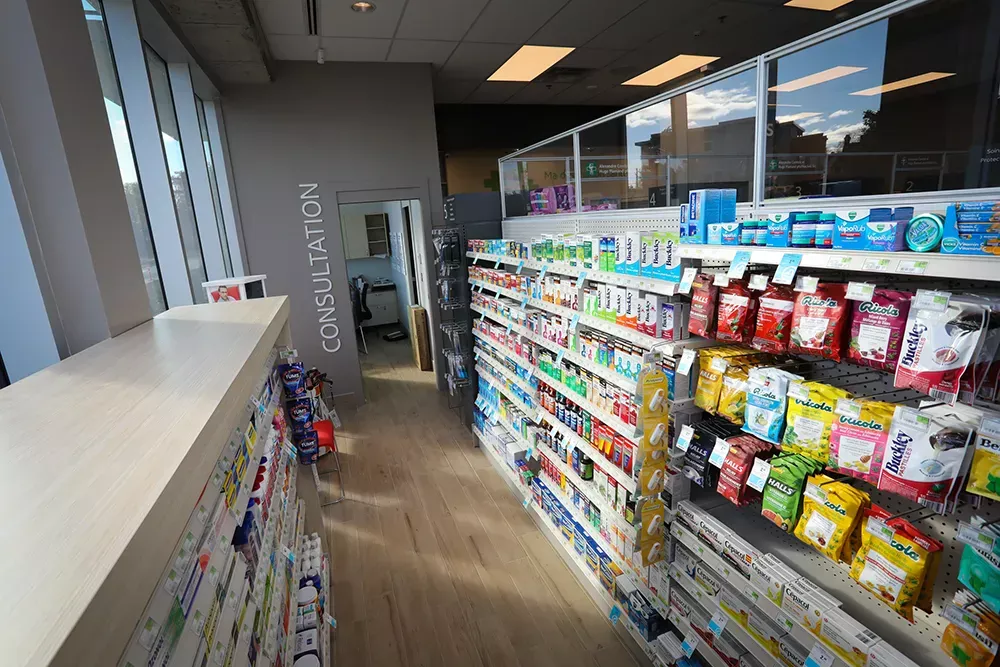 Section consultation avec comptoir et allées de médicaments – réaménagement Familiprix Joliette Lanaudière par BGC