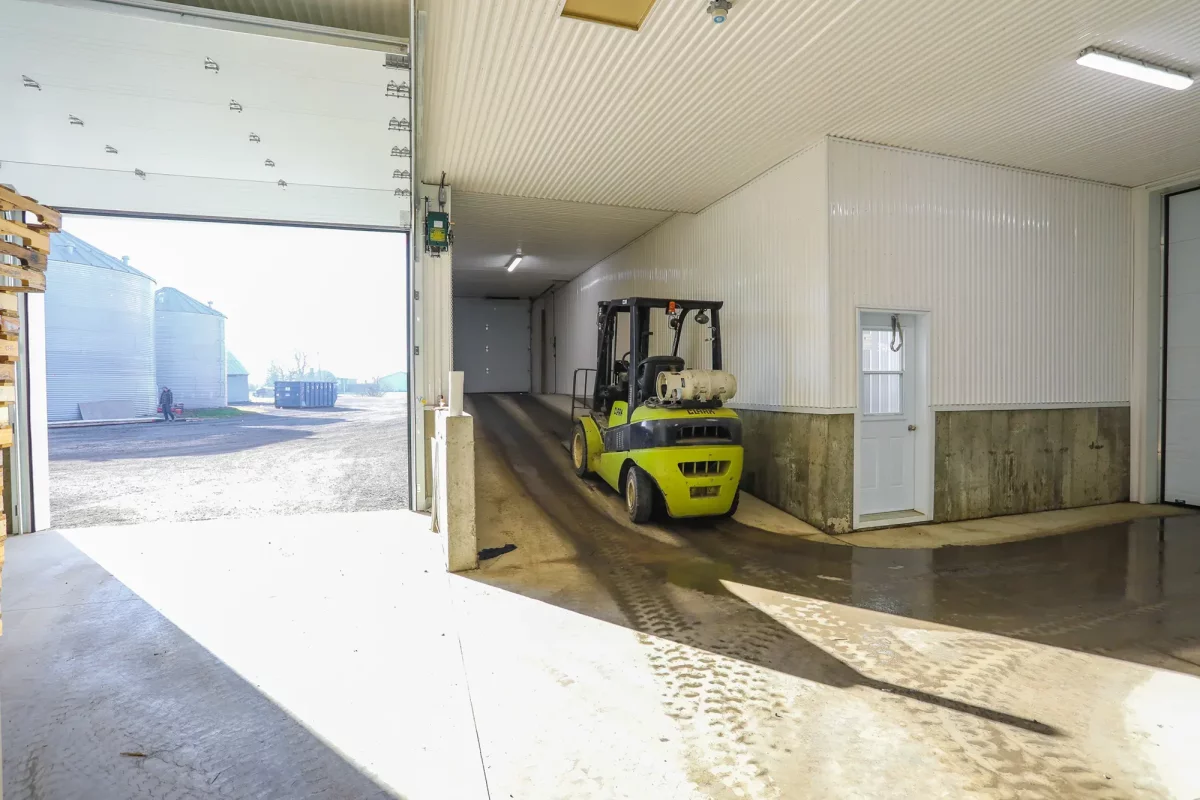Quai de chargement avec porte de garage et chariot élévateur – entrepôt à légumes Saint-Alexis par Gestion BGC