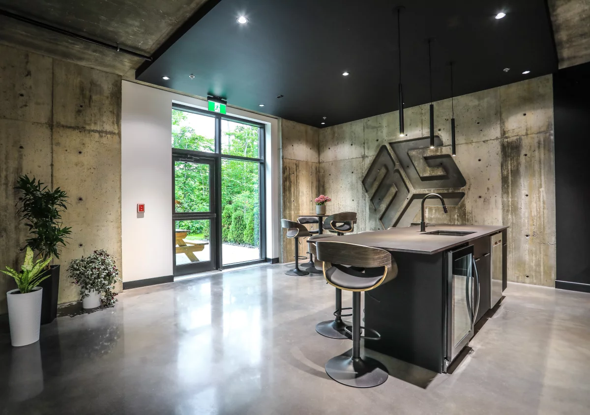 Îlot de cuisine avec tabourets et sculpture murale du logo BGC en 3D