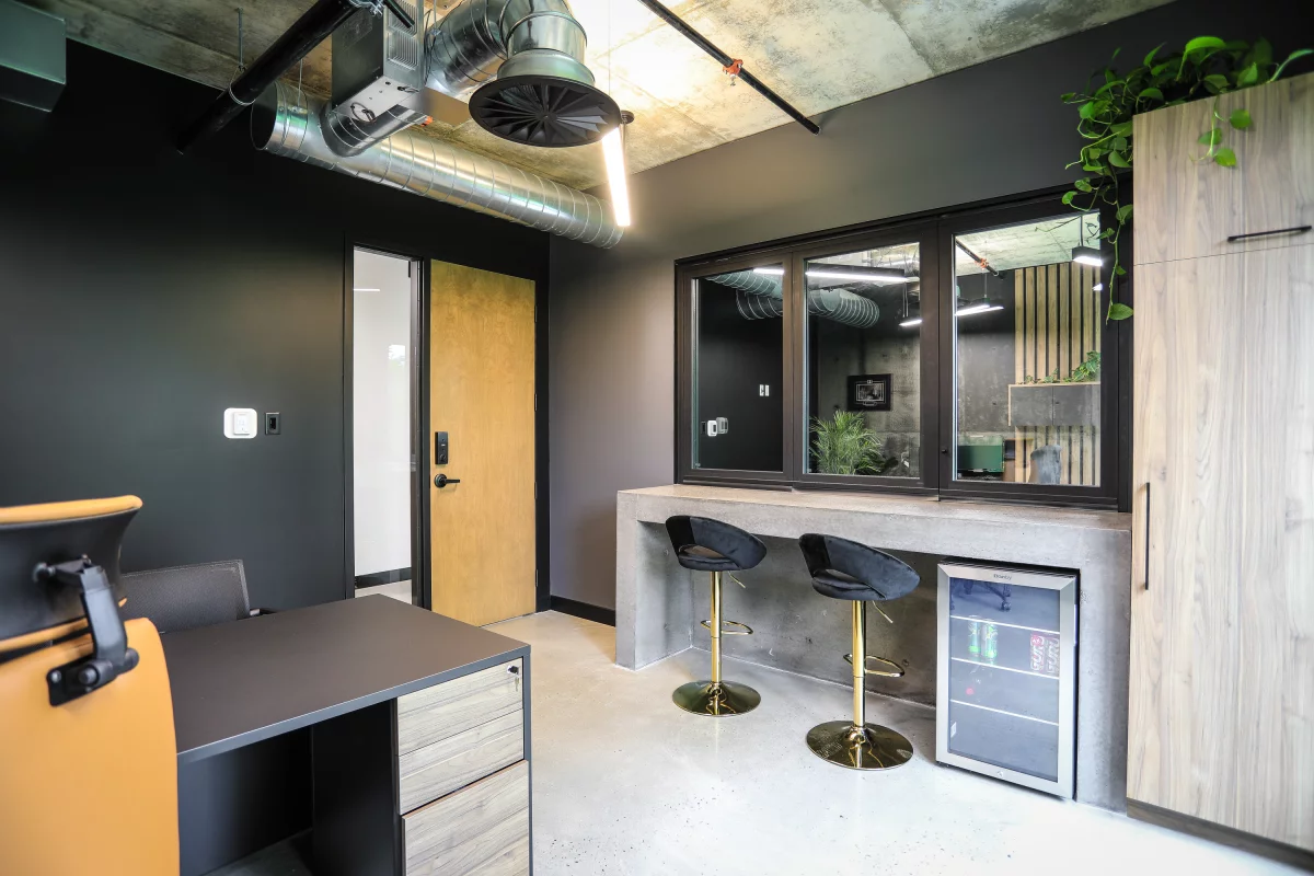 Coin de réunion minimaliste avec table blanche et tabourets noires