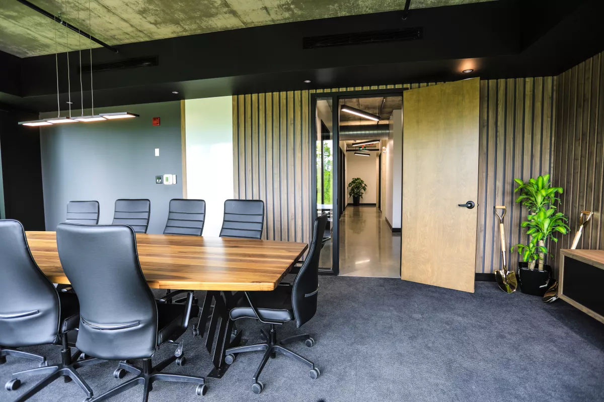 Salle de conférence, chaises grises et lattes murales