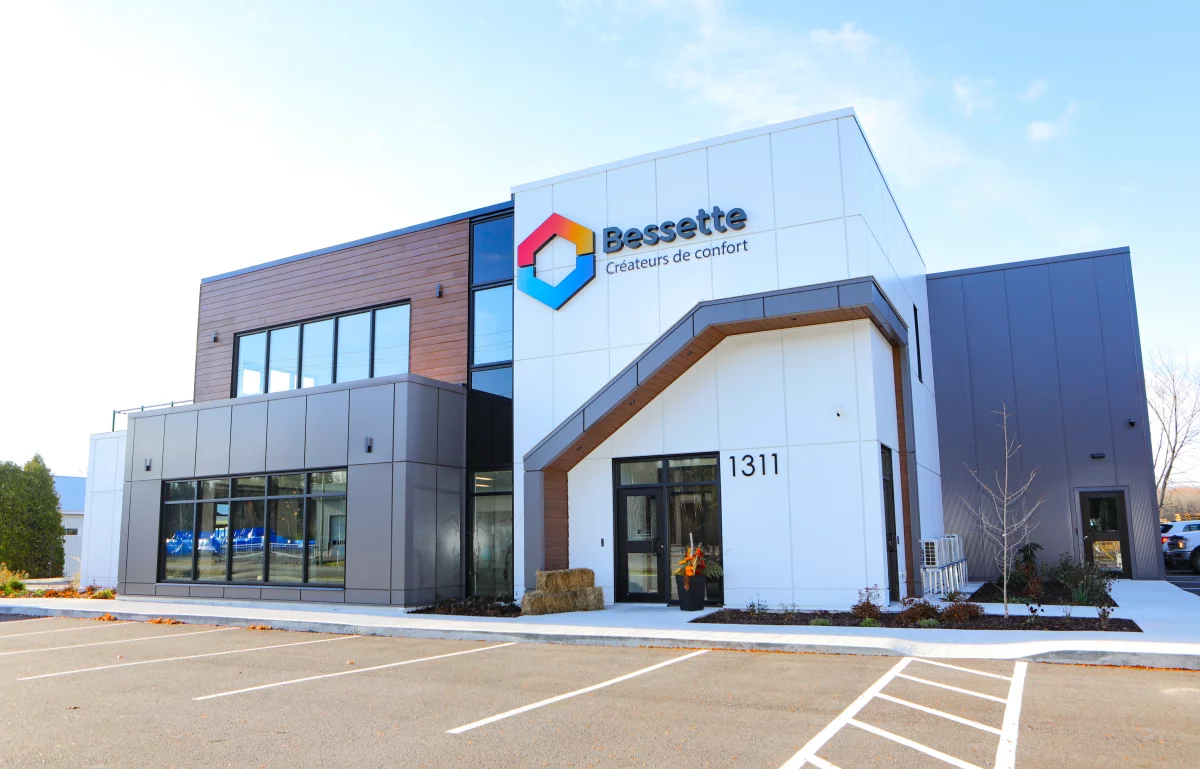 Bâtiment administratif Bessette Créateurs de confort avec grande fenestration et stationnement – St-Ambroise-de-Kildare