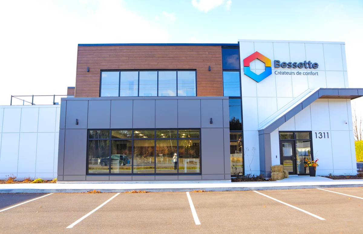 Vue d'angle du bâtiment Bessette avec façade vitrée et logo corporatif – construction commerciale Lanaudière par BGC