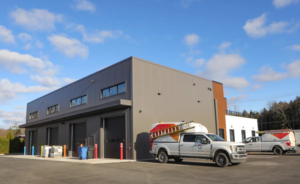 Vue latérale du garage avec portes de service et camion – bâtiment d'acier Bessette St-Ambroise-de-Kildare par BGC