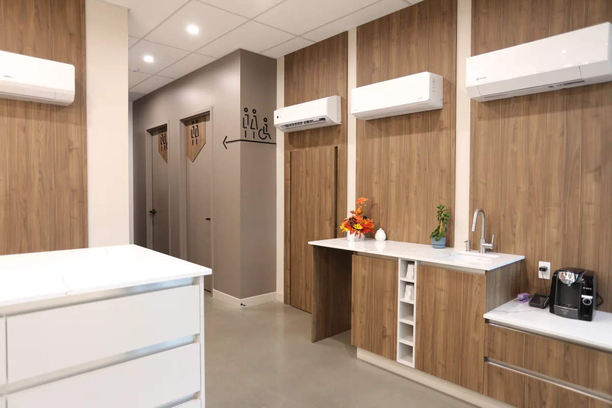 Terrasse sur le toit avec mobilier extérieur et vue sur le paysage – bureaux Bessette St-Ambroise-de-Kildare