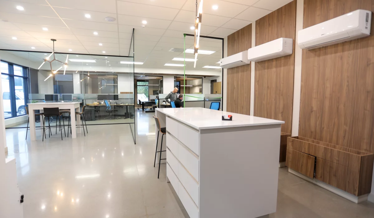 Comptoir de réception blanc avec rangements et accents de bois – aménagement intérieur Bessette par Gestion BGC