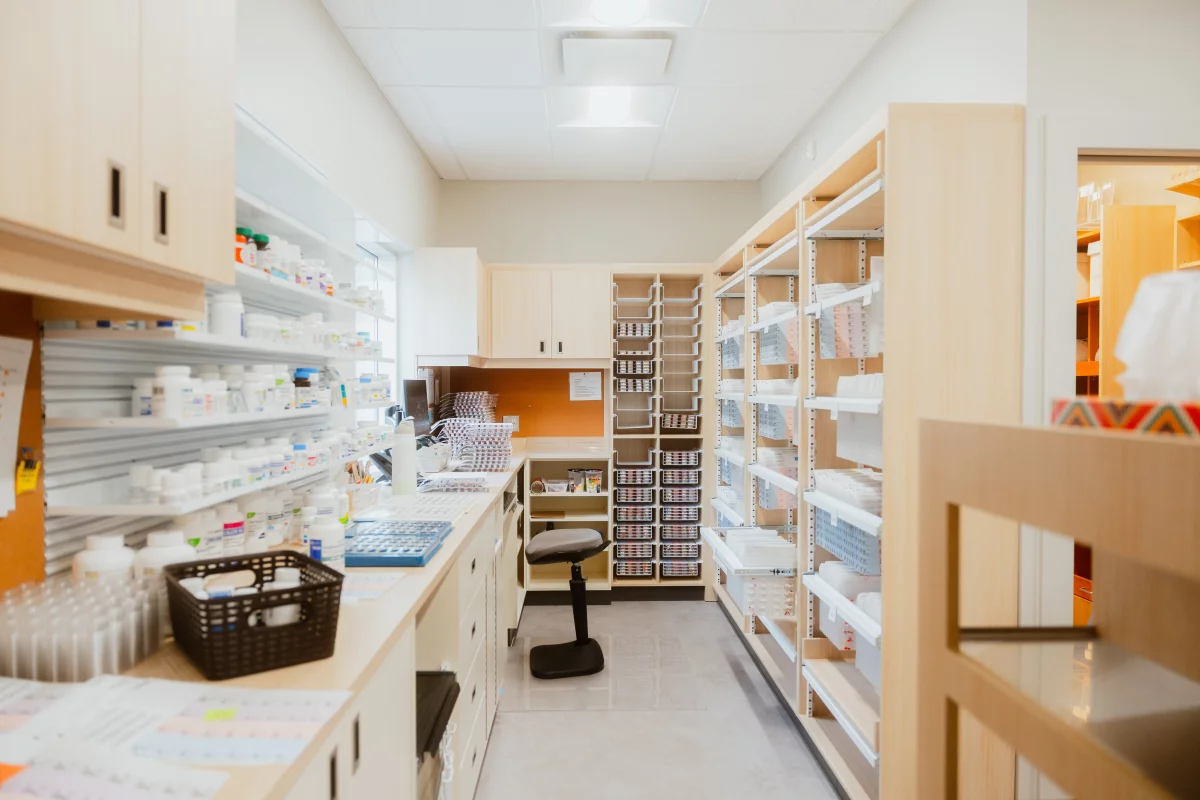 Poste de travail du pharmacien avec comptoir et cloisons vitrées – aménagement BGC