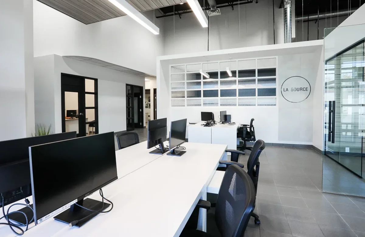 Espace de travail à aire ouverte avec postes informatiques et fenestration – bureaux commerciaux Joliette