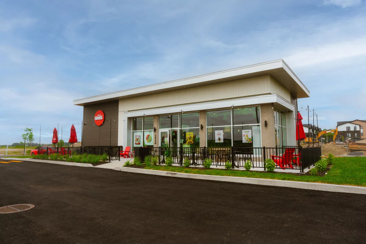 Chocolats Favoris Joliette – construction commerciale clé en main avec terrasse par BGC Lanaudière