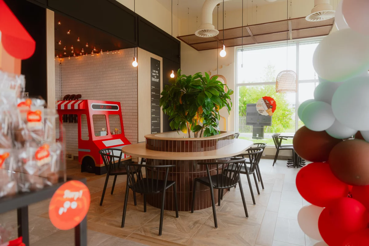 Coin détente avec table ronde, plantes et camion décoratif pour enfants