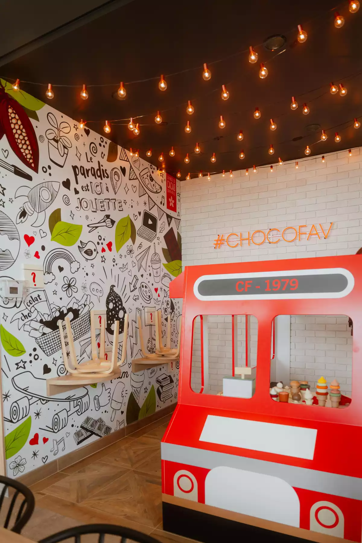 Mur décoratif avec murale illustrée et enseigne #CHOCOFAV – Le paradis est à Joliette