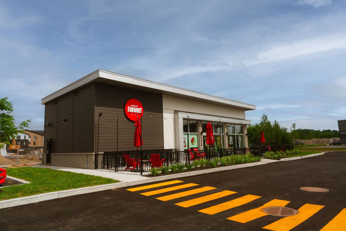 Bâtiment commercial Chocolats Favoris avec revêtement mixte et terrasse – construction BGC Joliette