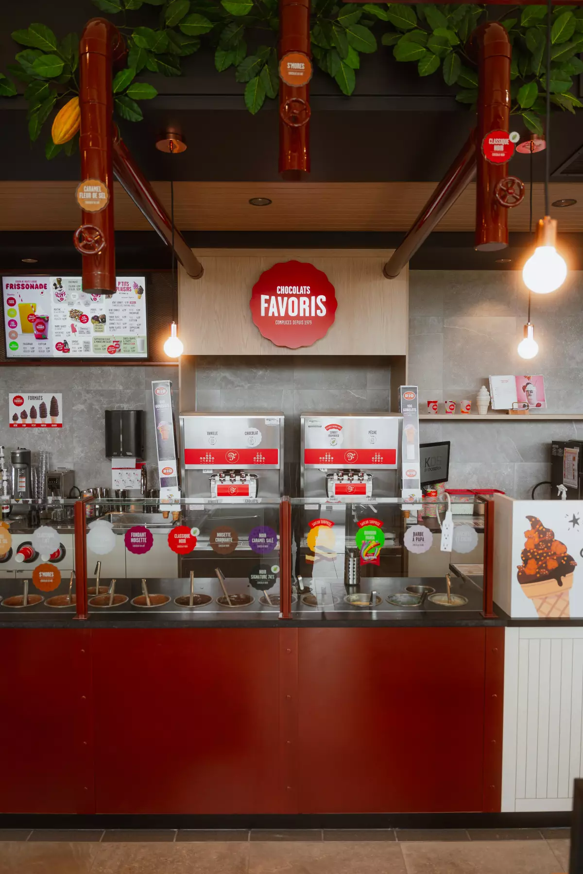 Comptoir de service crème glacée avec machines et tuyaux de chocolat décoratifs