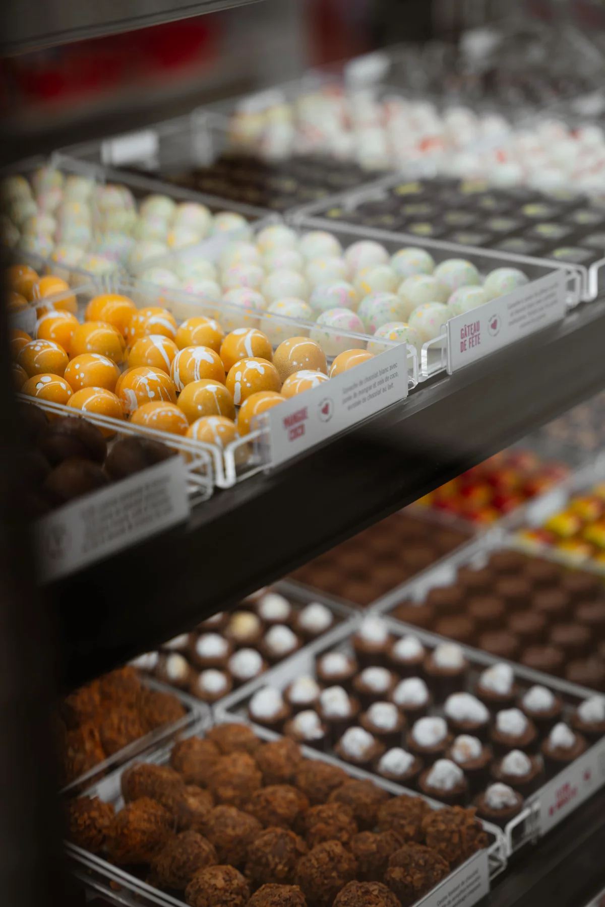 Présentoir de chocolats fins et truffes – boutique Chocolats Favoris Joliette