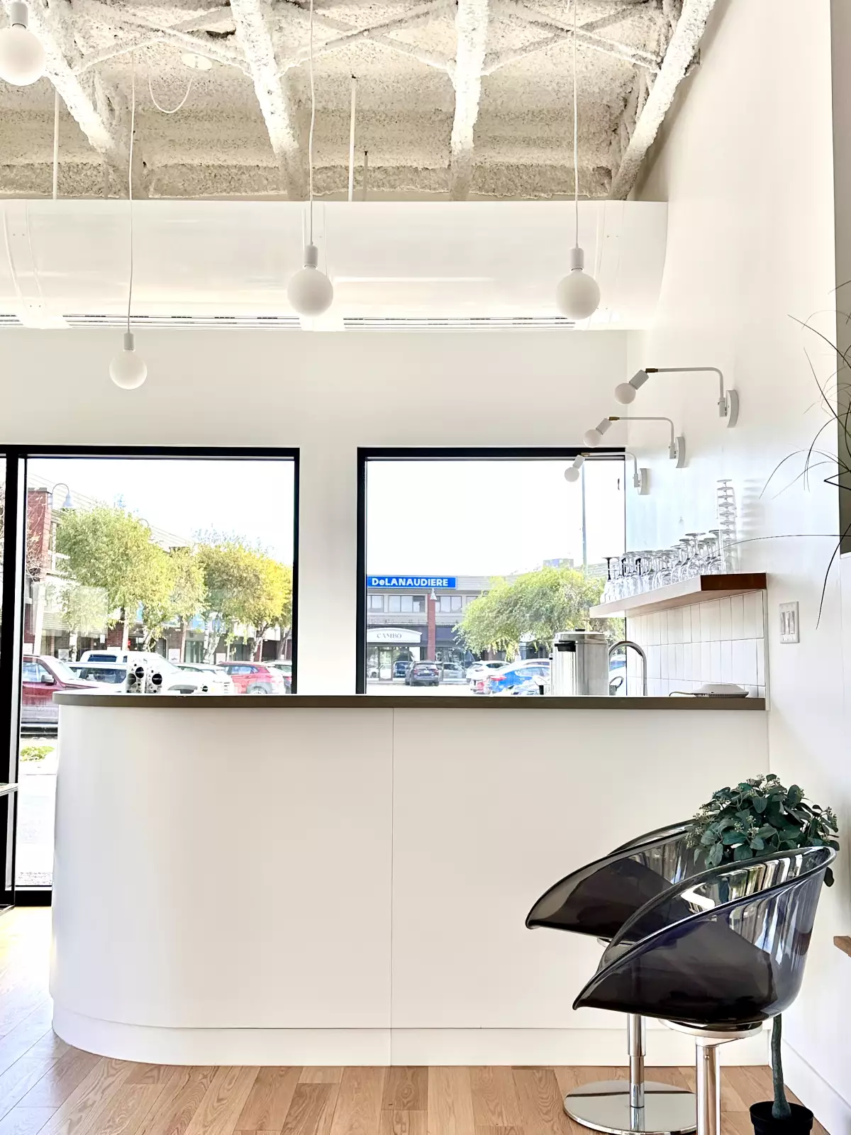 Comptoir de service avec vue sur le centre-ville de Joliette et luminaires suspendus