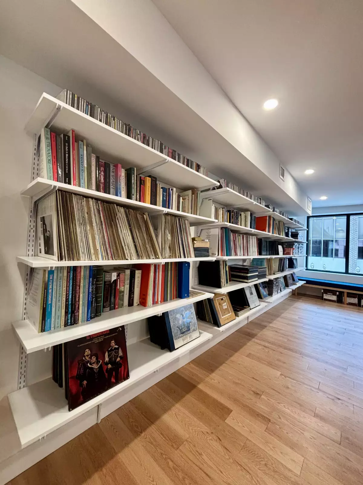 Discothèque avec étagères de vinyles et livres de musique classique