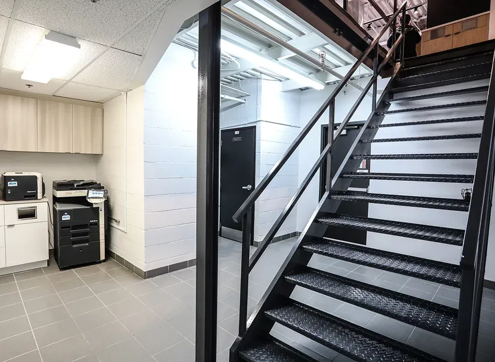 Escalier industriel en acier noir avec marches en métal perforé – construction commerciale Lanaudière