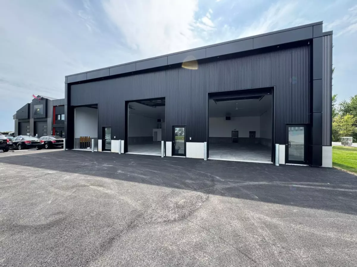 Intérieur d'un local commercial à louer avec portes de garage – Saint-Thomas