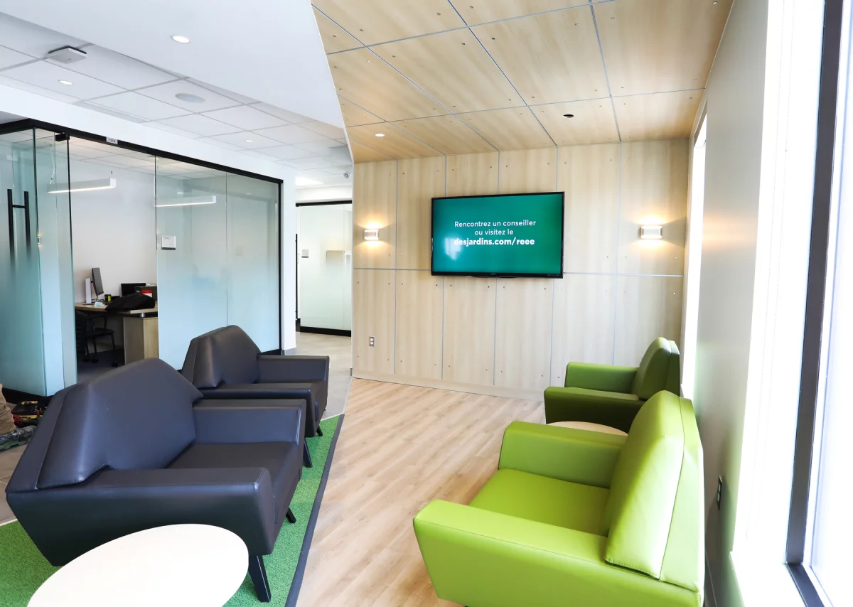 Salon d'attente avec écran Desjardins – projet institutionnel Gestion BGC Lanaudière