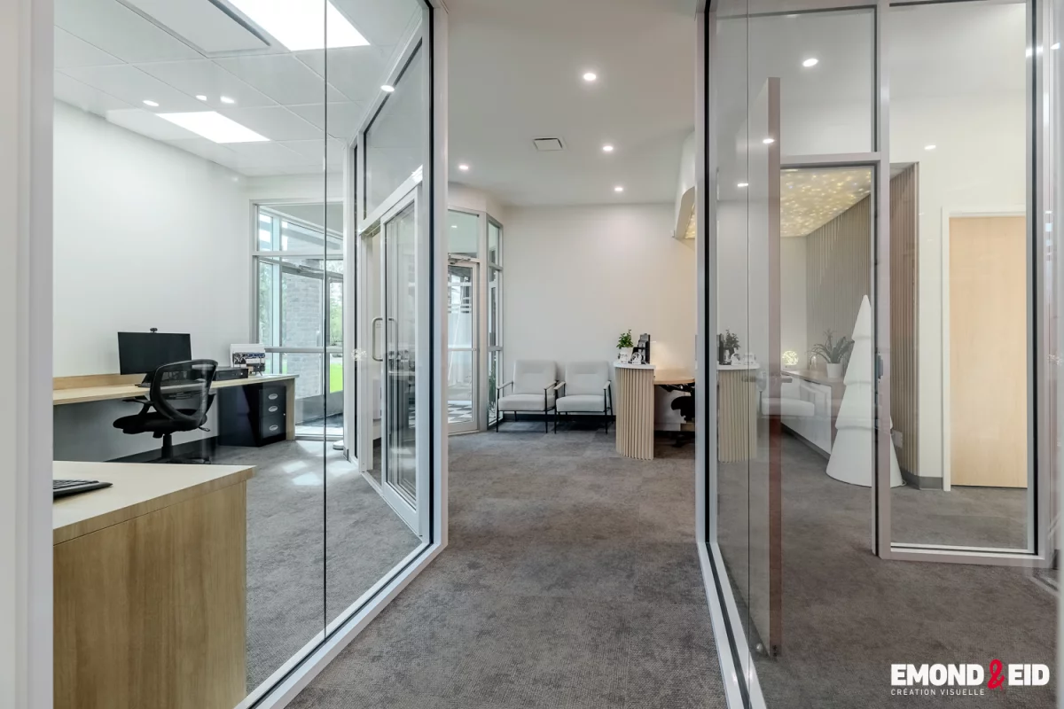 Réaménagement intérieur Leblanc Illuminations – réception avec cloisons vitrées et plafond lumineux par BGC
