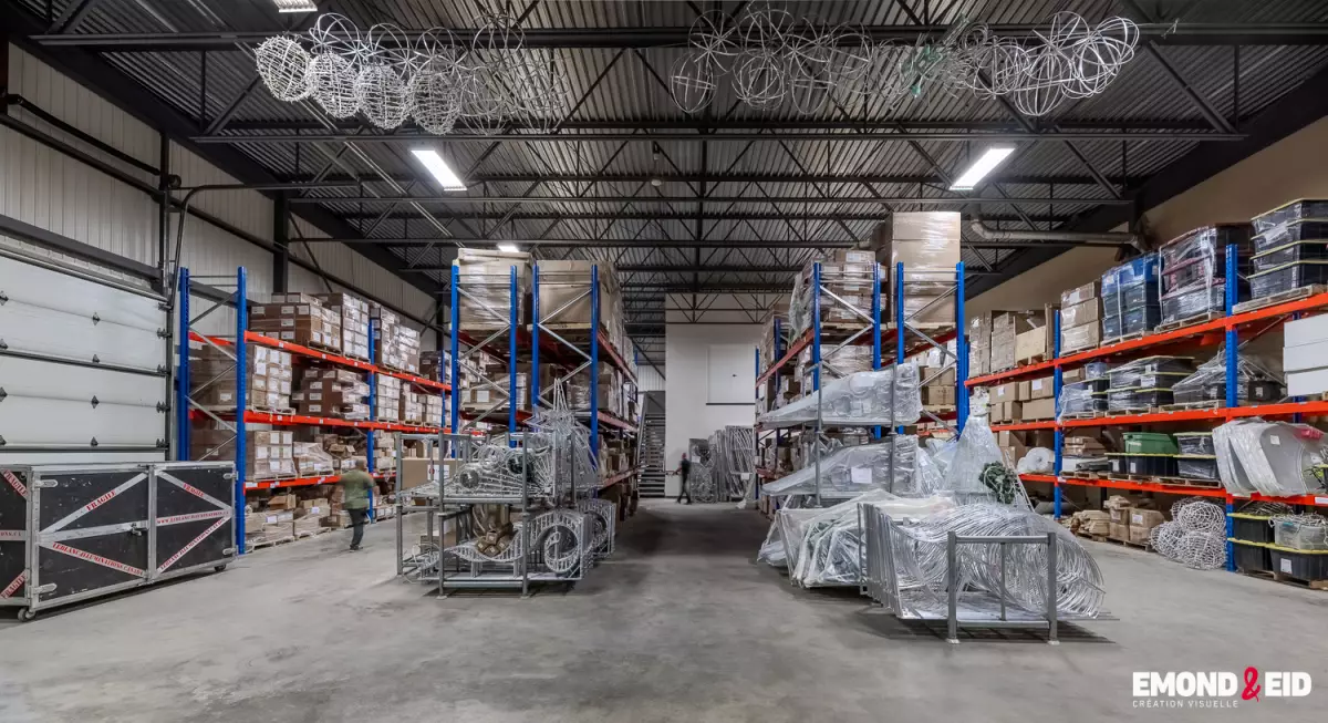 Entrepôt avec structure d'acier, rayonnages industriels et décorations lumineuses