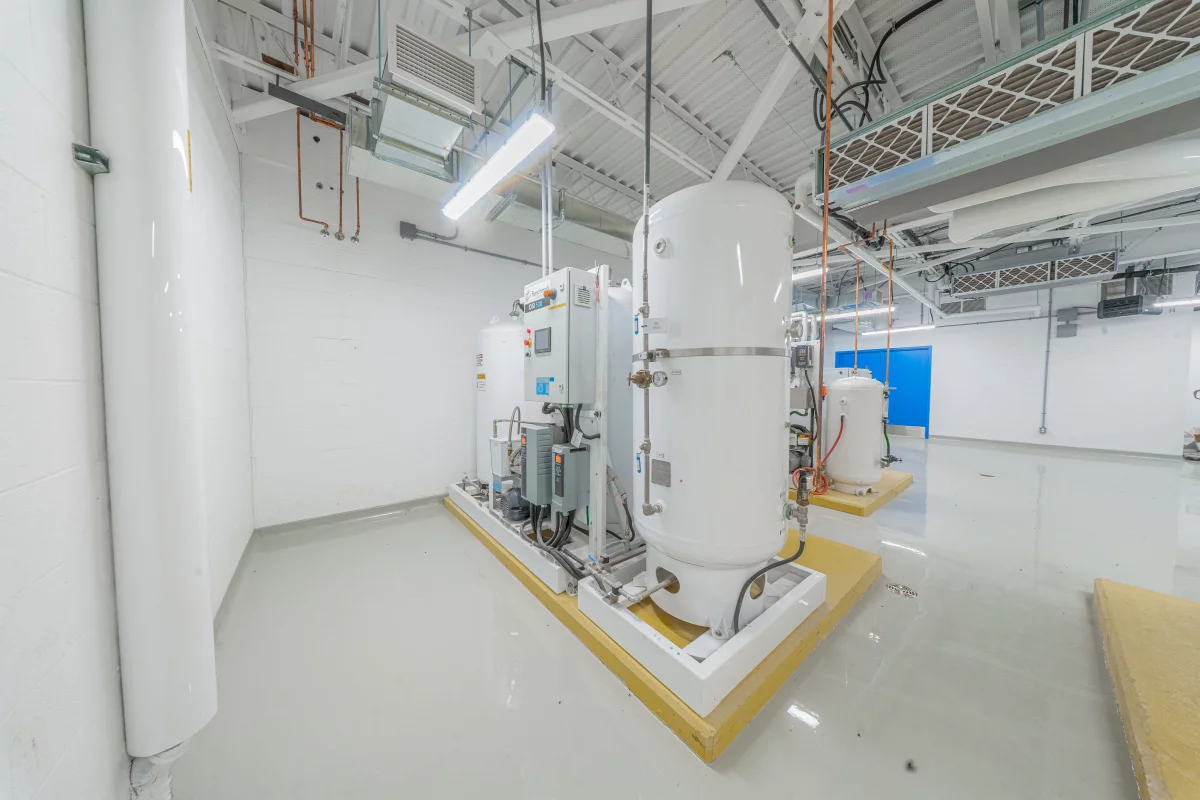 Système de traitement d'eau avec réservoir et équipements de filtration