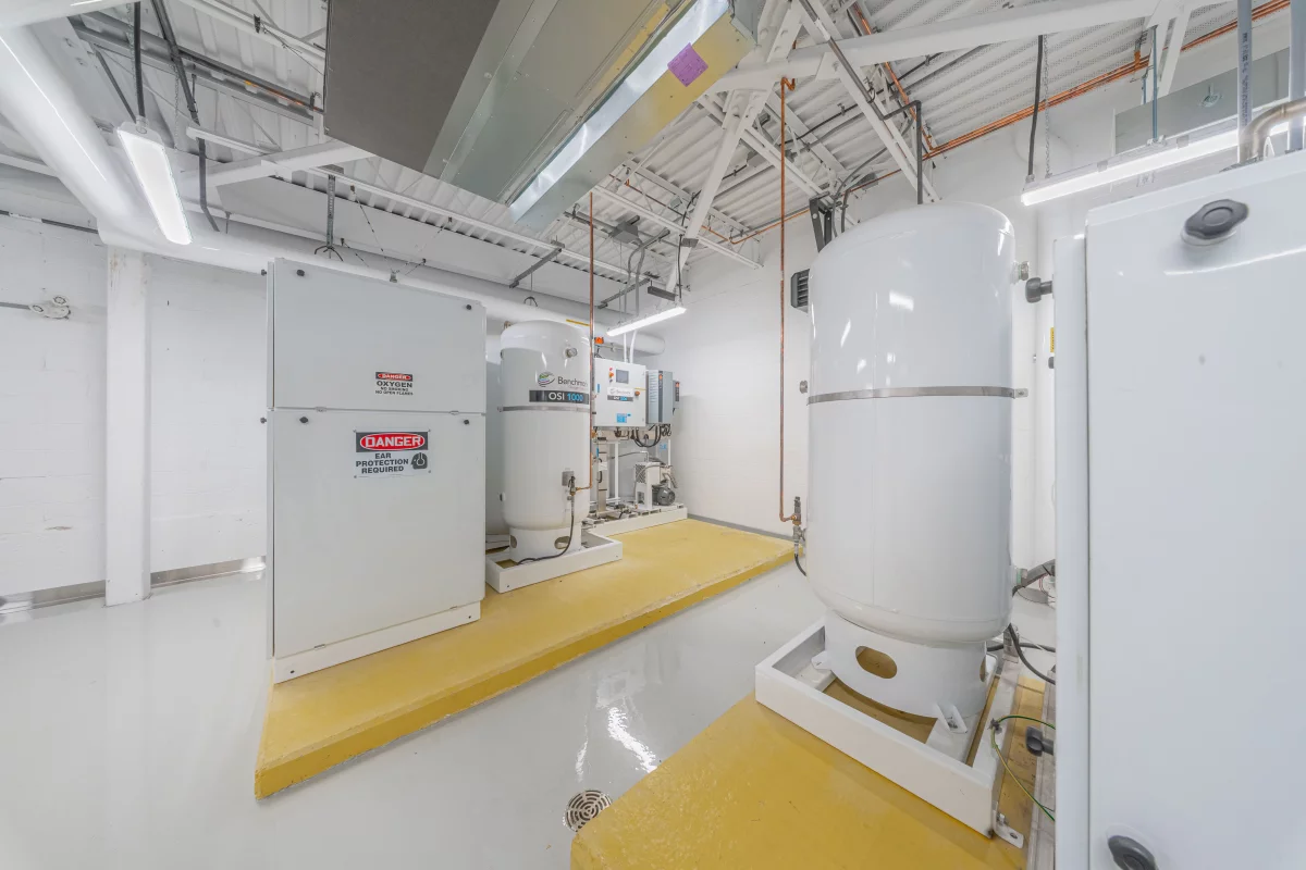 Salle des réservoirs de traitement avec rampe d'accès jaune et équipements