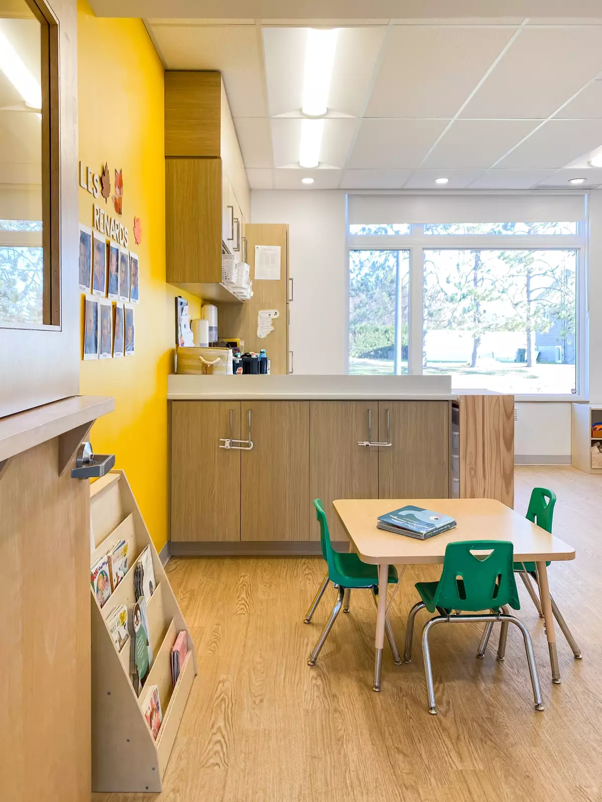 Salle de groupe avec mur jaune, mobilier enfant et armoires intégrées – CPE Joliette