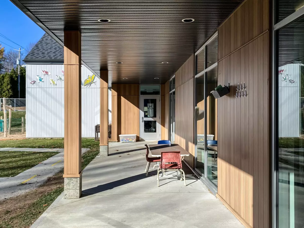 Entrée couverte avec colonnes en bois et revêtement mixte – CPE Moulin des bambins Joliette