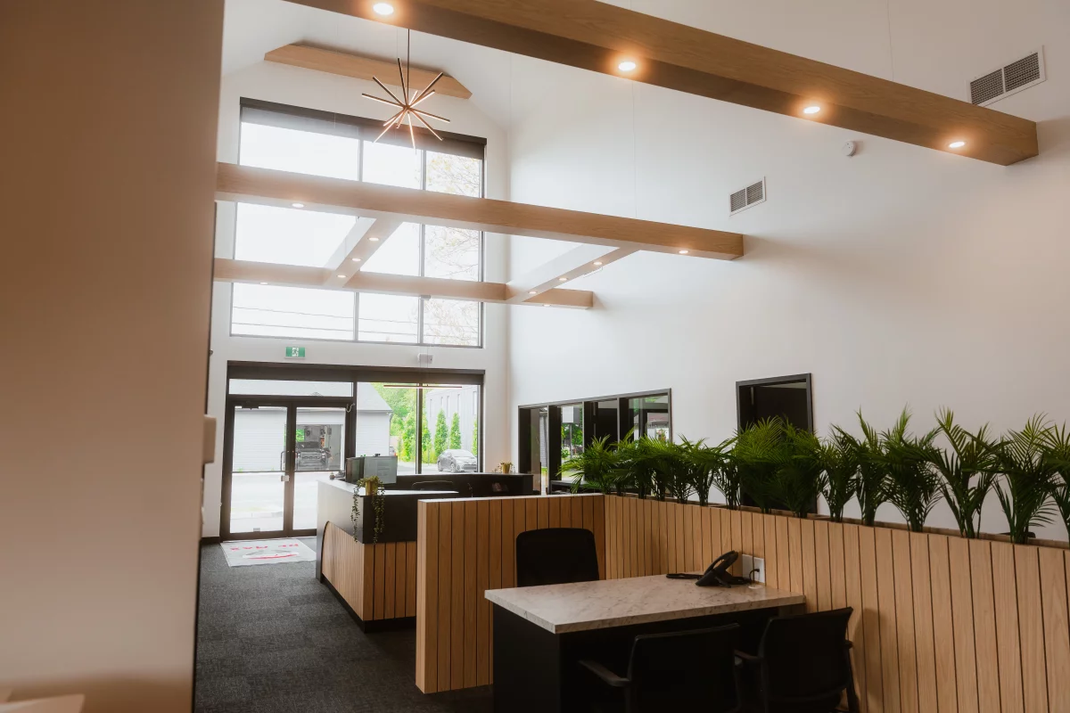 Espace de travail à aire ouverte avec plafond cathédrale et poutres de bois – BGC Lanaudière