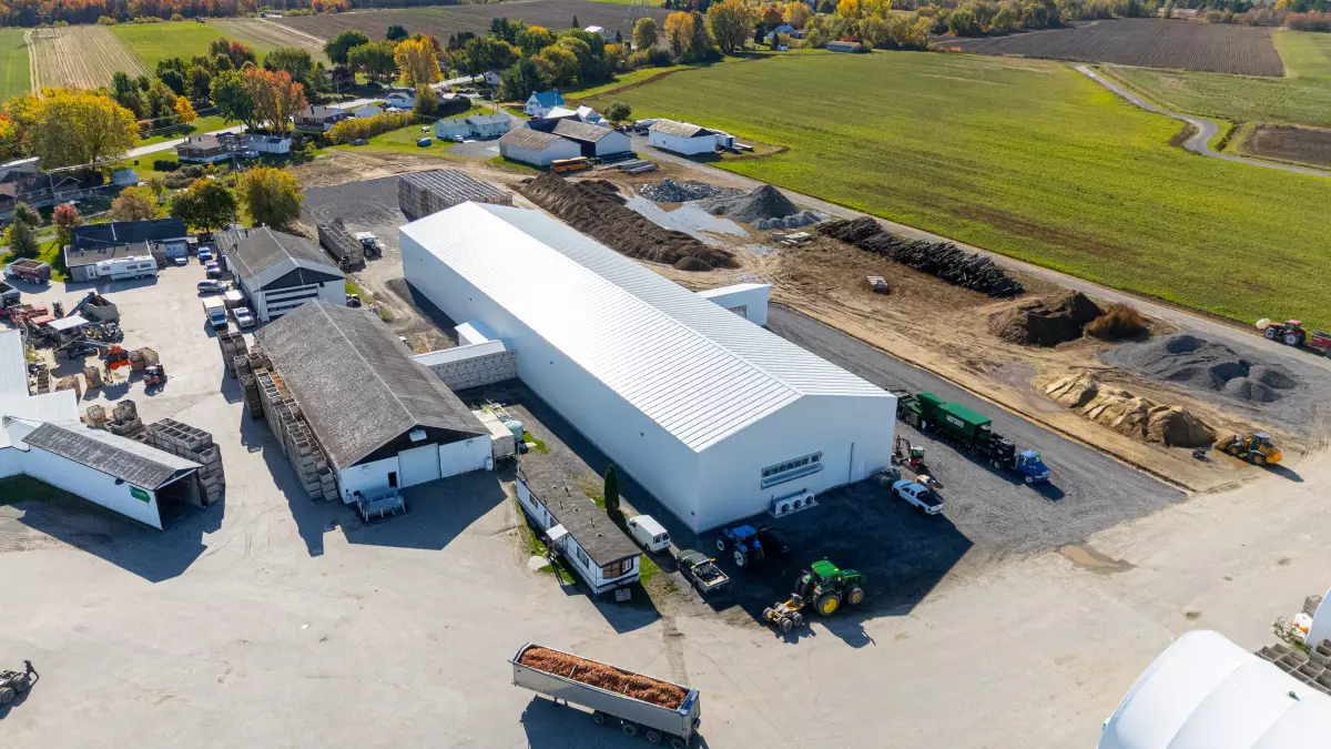 Bâtiment d'acier blanc avec cour d'équipement agricole – Ferme Brunelle Joliette