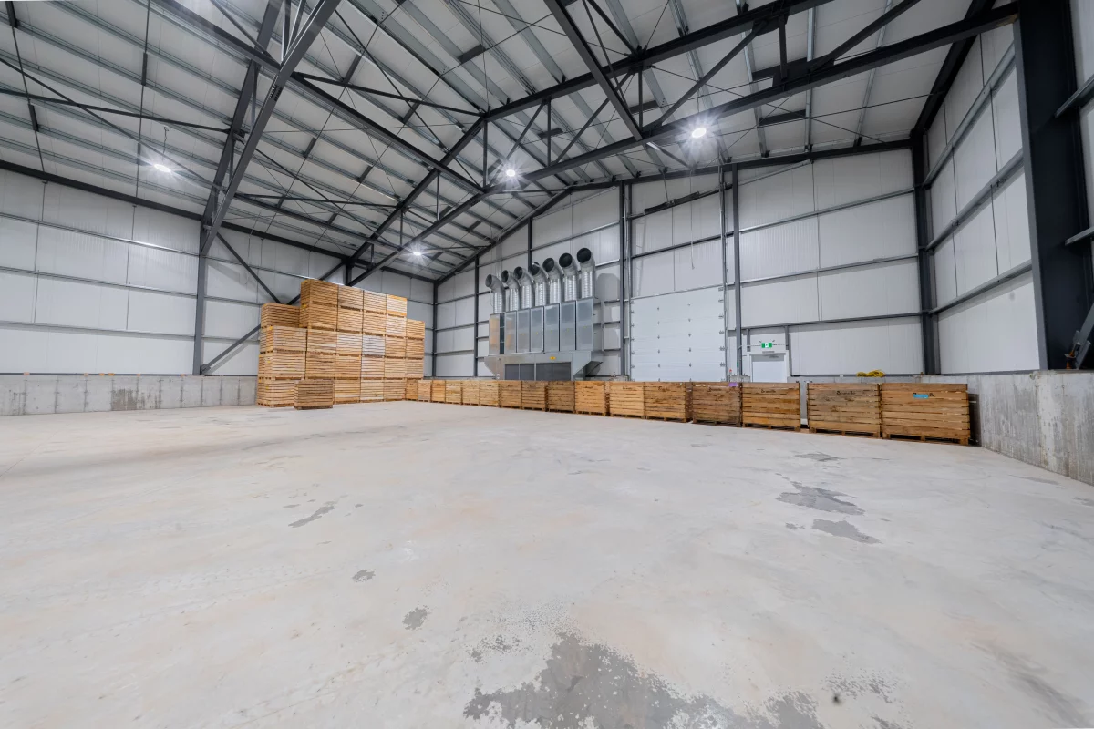 Intérieur du bâtiment d'acier avec palettes de bois et système de ventilation