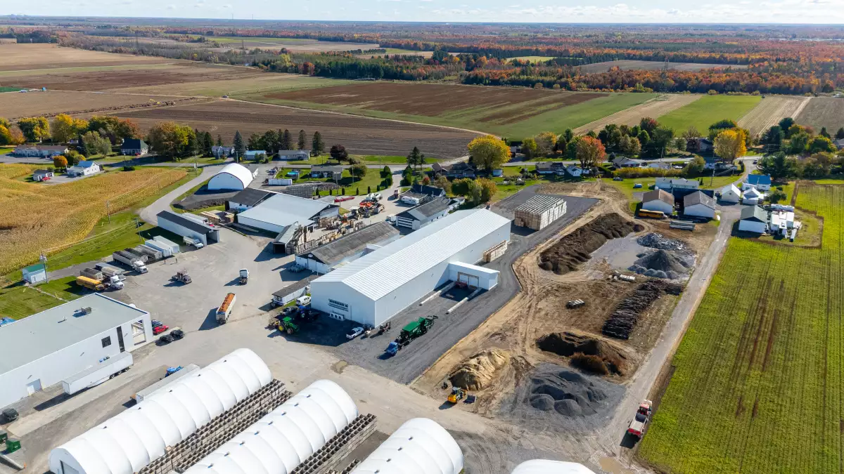 Vue aérienne du site agricole avec bâtiments existants et nouvelle construction