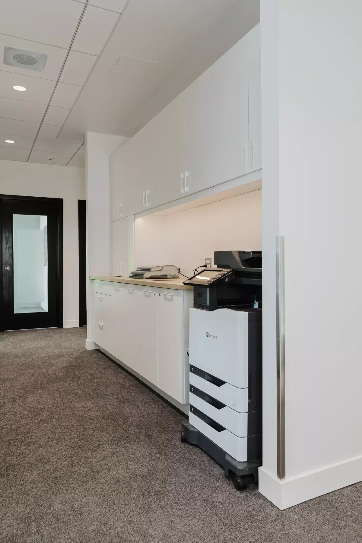 Station d'impression avec armoires blanches et imprimante multifonction – aménagement commercial BGC