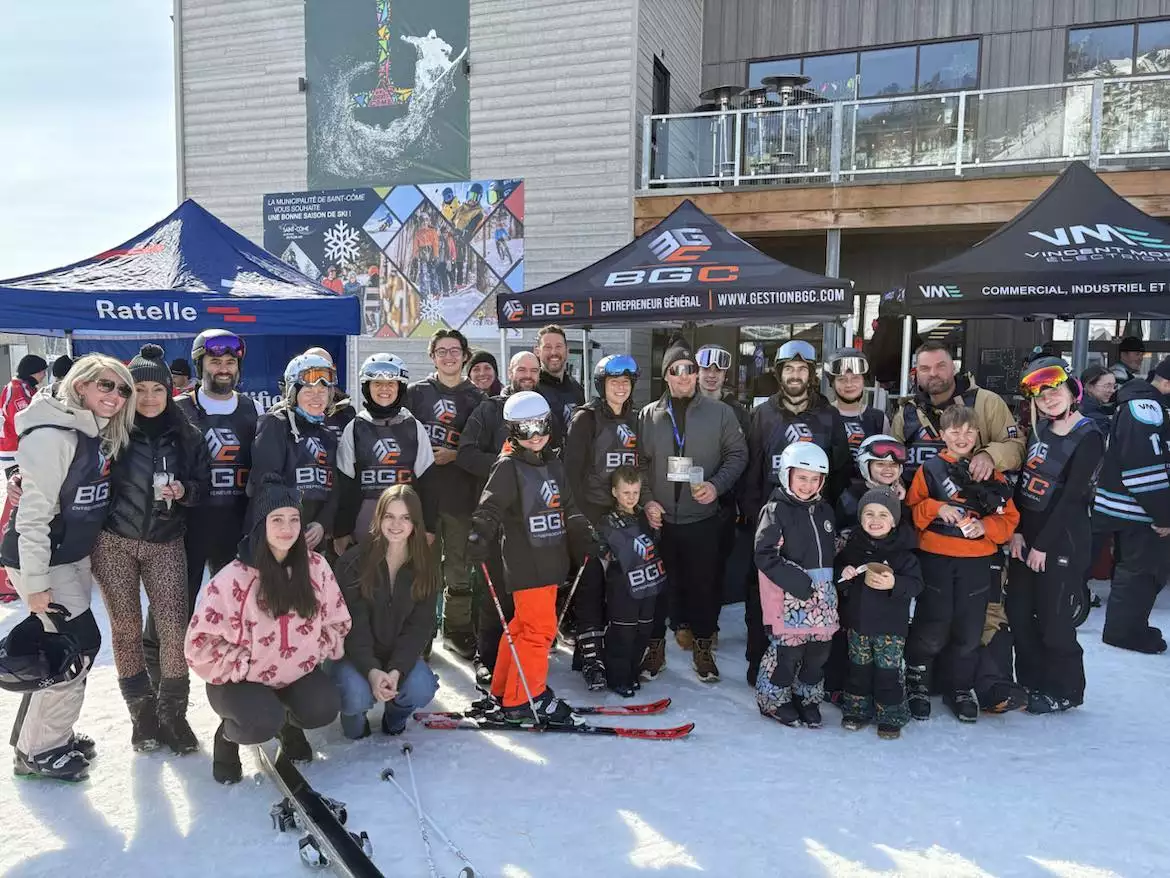 Équipe BGC et familles sous le chapiteau au Défi Ski Nicoletti Val Saint-Côme – implication communautaire Lanaudière