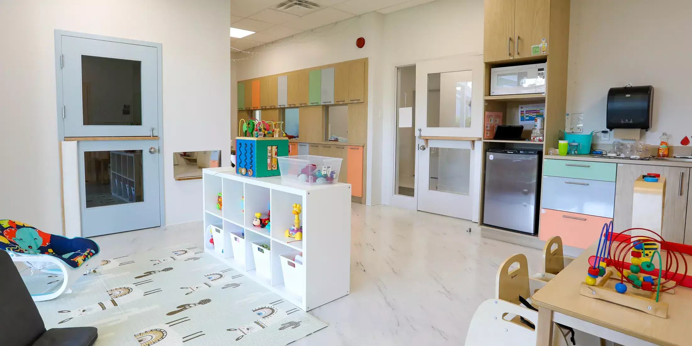 Salle des jeux avec jouets éducatifs, cuisinette et mobilier adapté – Garderie Maxi-Mousse Ste-Mélanie