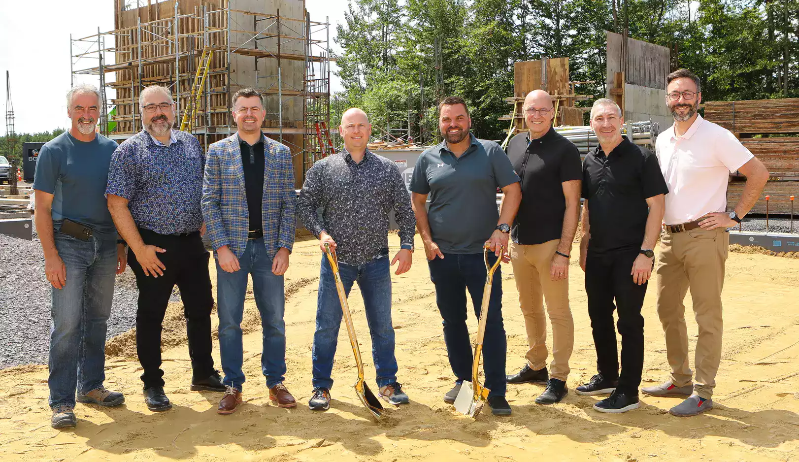 Cérémonie de première pelletée de terre avec partenaires et pelles dorées – projet BGC Lanaudière