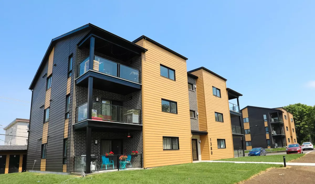 Immeuble multi-résidentiel de 6 unités luxueuses avec façade moderne brun et noir – construction BGC Lanaudière